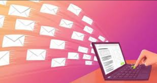 Схематичное изображение Email-рассылки с большим количеством писем и ноутбука