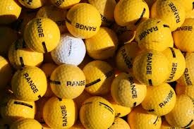 Множество желтых теннисных мячиков, среди которых выделяется один белый